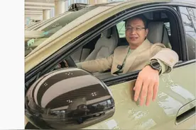 热搜第一！雷军送张颂文的小米SU7真车现身图片