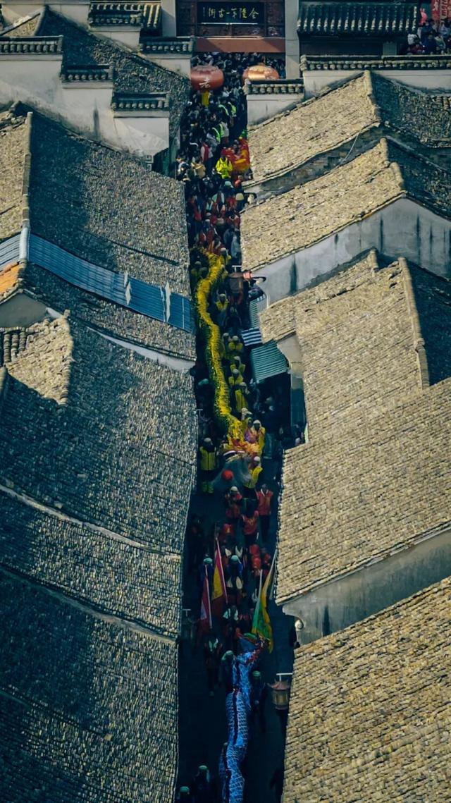 在高淳老街，推背走路！