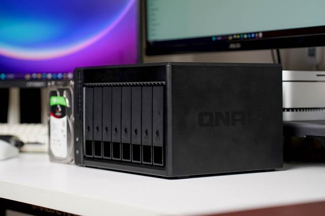 新品首发拆解丨不再躺平的高颜值NAS威联通Qu805
