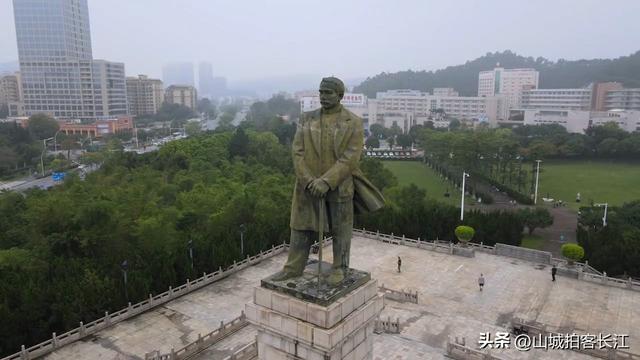 中国用伟人名字命名的城市，美食叫板潮汕，公园环绕适合宜居！