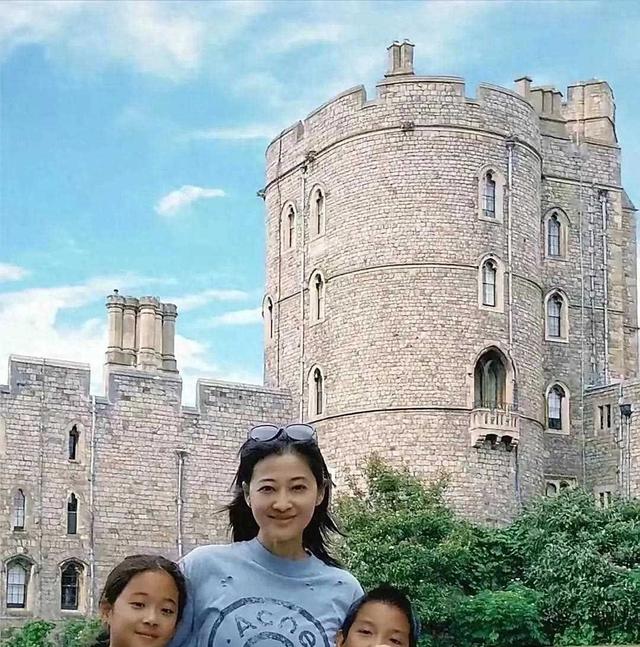 梅婷跟俩娃合照 女儿跟妈妈简直太像啦 长大指定是个大美人 颜值超高