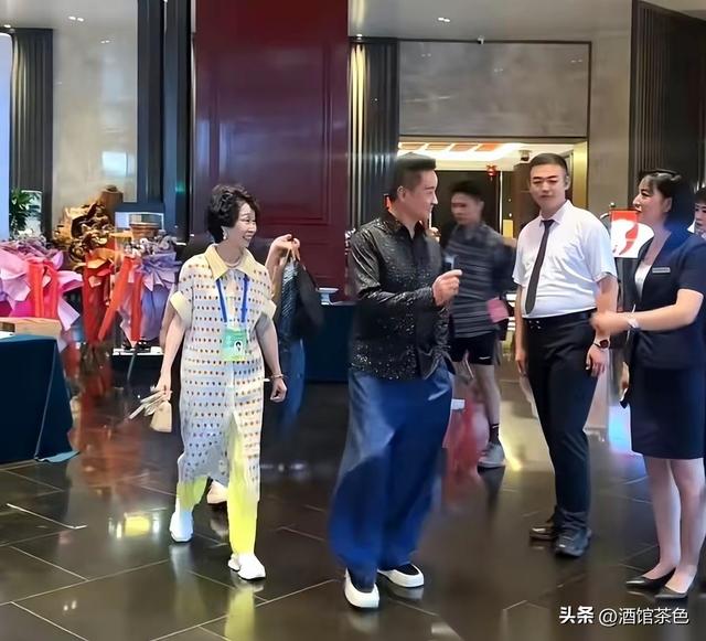 阎维文妻子现状：66岁驼背苍老瘦成皮包骨，夫妻差1岁像两代人