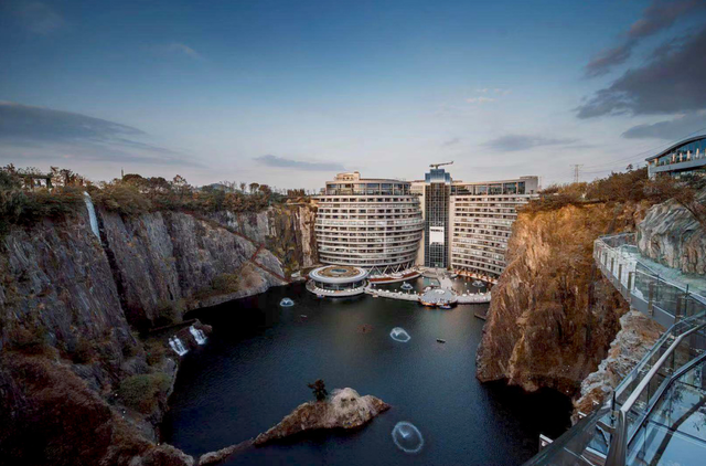 耗资20亿，向下88米，上海的“摩地大楼”酒店，睡一晚最高6万！