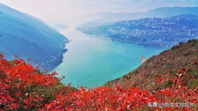 徒步三峡：霜叶漫山处，一步一千年