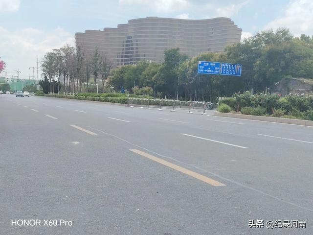 信华建国酒店和新城吾悦广场，如同商丘市中心城区的两颗璀璨明星