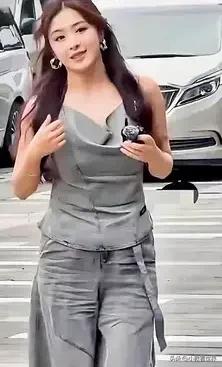 张含韵路透照胖胖的，和精修图差别较大，真实状态下和普通人一样