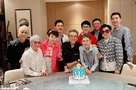 姜大卫庆祝77岁生日！关菊英偕同性爱人到贺，狄波拉夫妇成双成对图片