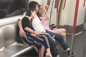 两母女伺候一夫。网友：果然男人身份背景不一样！图片