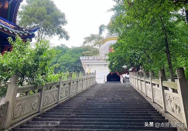 成都彭州被冷落的寺庙，殿宇壮观恢宏，位置堪称上乘，不要门票！