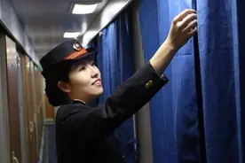 火车的秘密：为何乘务员晚上要强制拉窗帘，火车还会停在半路上？图片