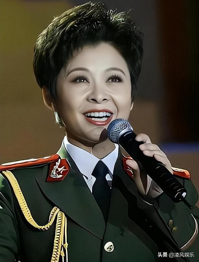 62岁毛阿敏与63岁董文华现况对比！一个豪门守寡，一个风采依旧