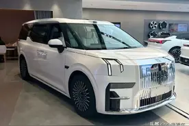 纯电“劳斯莱斯”极氪009对比理想MEGA，A柱撞击毫发无损（附视频图片