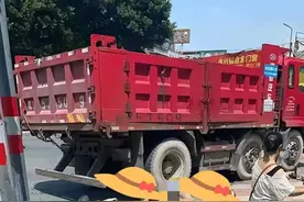 太惨烈了！揭阳车祸现场，一个衣着清凉的美女被大货车压扁一大截图片