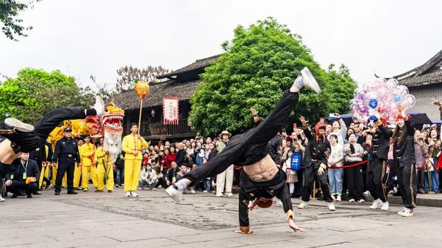 夯爆了！元通古镇清明春台会玩出新潮范儿