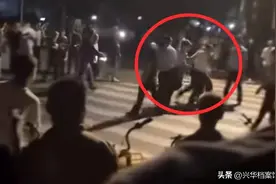 后续！大妈百万豪车被摸索赔一万元，称儿子是市长？警方称是谣言图片