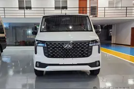 10几万能下地库的小房车！通勤旅行洗澡做饭，还能边走边卖货？图片