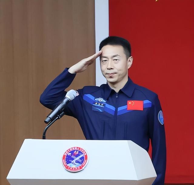 央视首度公开，神舟十九号出舱任务异常惊险，蔡旭哲回忆更多细节