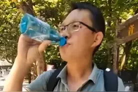 笑晕，河南一家人去火炉南京旅游，热到全身湿透，爸爸狂喝8瓶水图片