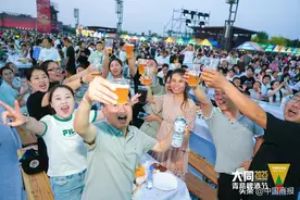 热浪中的冰爽盛宴 青岛啤酒节多地绽放“冰”力十足图片