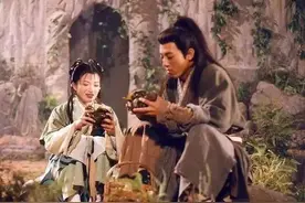 笑傲江湖:令狐冲以身诱岳灵珊，岳灵珊“大师兄，你抱得太紧了”图片