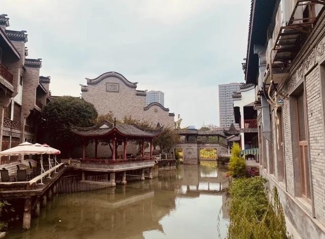 成都这古镇花20个亿修得比市中心还好,怎么反倒把魂弄丢了呢?