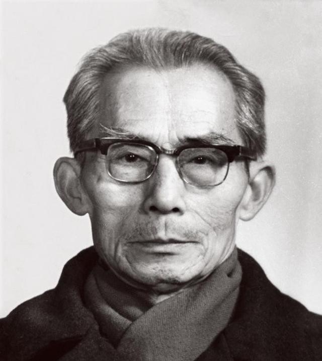 天安门上为什么不挂毛主席照片，而要挂画像？主席画像师给出答案