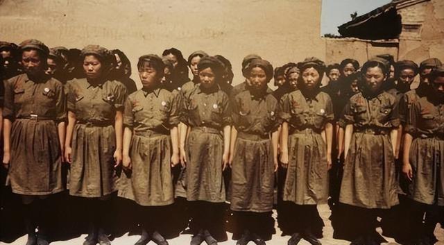 国民党女兵罕见老照片，一点不像电视中的女特务，图4挺漂亮