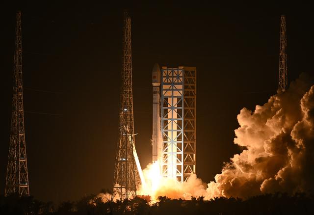 4个火球划破夜空，在菲律宾近海爆炸，菲方气得对中国破口大骂