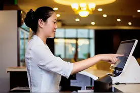 北京3对情侣聚餐，期间喝6瓶老茅台，收银员捡走酒瓶卖掉买7套楼图片