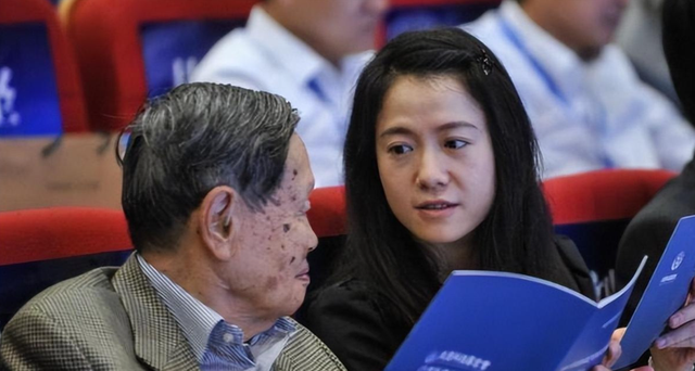没想到	，杨振宁去世后，49岁妻子翁帆，竟因一个动作实现口碑暴涨