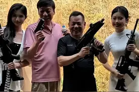 依然霸气崩牙驹：有枪、有美女、有钱。老挝潇洒招待友人图片