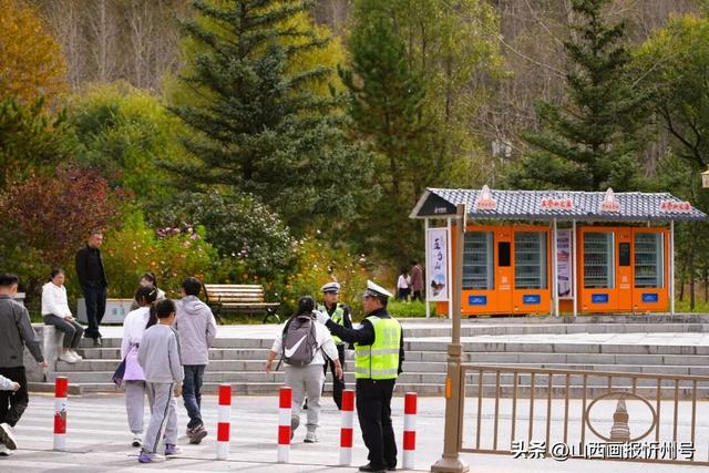 国庆假期第三天 五台山景区迎客流高峰多举措 保障游览秩序