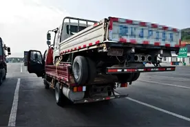 【文明交通】山西高速交警：载货超长上高速 危险重重隐患伏图片