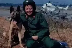 44年前，内蒙一女军医被头公狼拦住，她跟着公狼走向草丛的深处图片