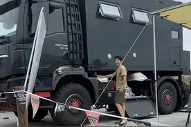 撒贝宁一家被偶遇，老婆李白比他高一头，318w房车成亮点图片