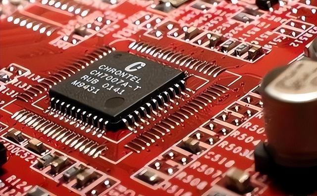 光刻机危机加剧！美、荷正式亮“剑”，美媒：中国芯彻底没招了