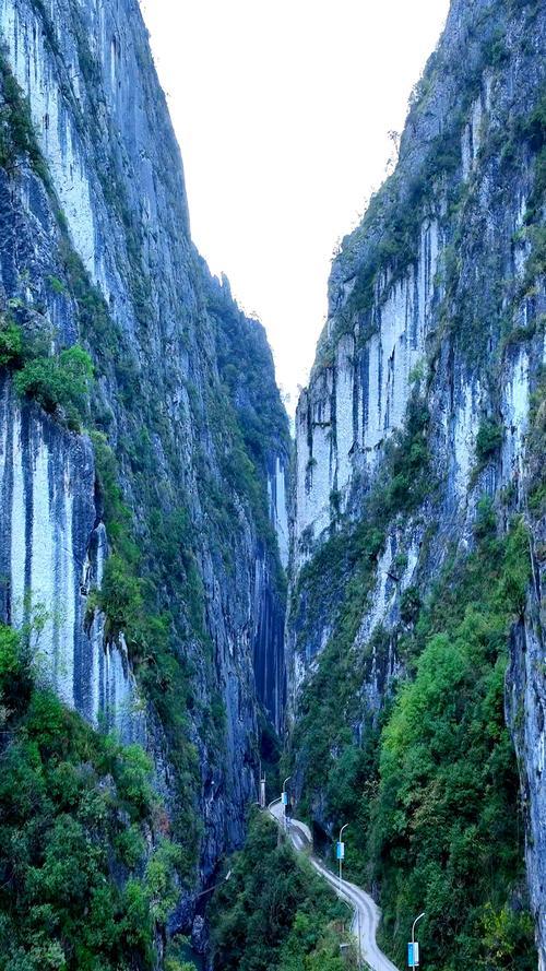 重庆冷门县城，至今没有铁路过境，被高铁遗忘，却暗藏世界级景点