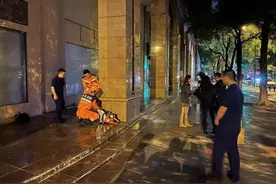 路人拆瓷砖救猫与小区业主起争执，业主：“怕有隐患，我们要求对墙体进行安全鉴定”图片