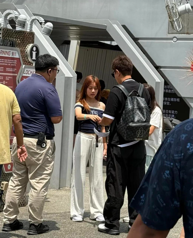 李小璐也没想到，自己辛苦养大的女儿甜馨，竟给贾乃亮做了"嫁衣"