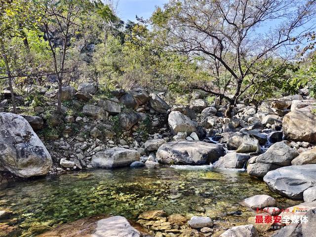 泰山东御道未央湖：一湖碧水落玉帘 山水秘境引客来