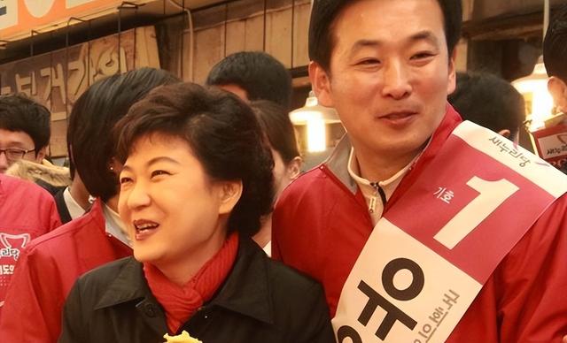 朴槿惠出狱生活：住1676平别墅，与小10岁律师为伴，如今生活安逸