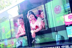 浪漫＋节俭！新郎租公交迎娶新娘 石家庄一对新人喜事新办图片