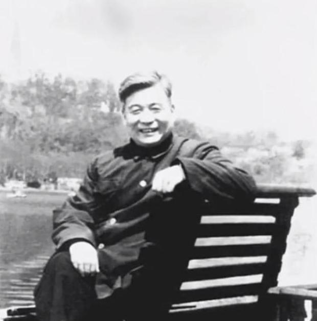 中央军委决定公开邓稼先的身份，许多亲友问许鹿希：他还活着吗？