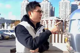 网红崔晋“露富”！多辆豪车放置在车库价值超千万，现金八位数图片