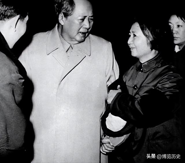 1966年，李讷来北航探望姐姐	，李敏单刀直入问：你来找我什么事？