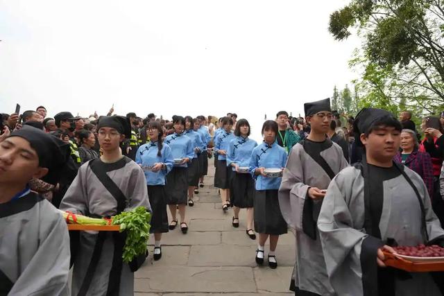 夯爆了！元通古镇清明春台会玩出新潮范儿