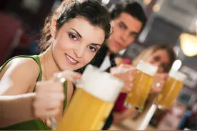 入秋的第一杯啤酒，美女海啤图片