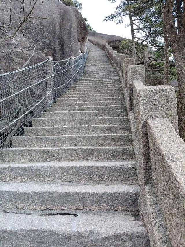 漫步黄山松掩山丛树杪，云隐仙踪徒步蹬道千阶