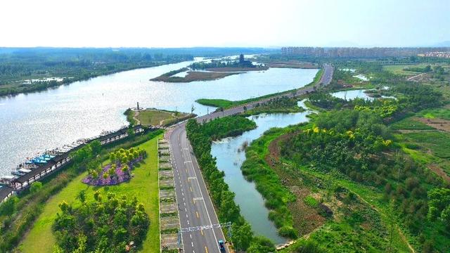 春色染东平，一韵一倾城