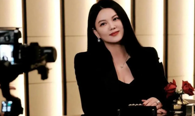 李湘也没想到	，11年前让她怀二胎的人，如今竟成为她的“救赎”